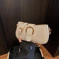Borsa sottobraccio in vernice crema con grande fibbia circolare vintage dorata - Bianco
