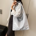 Borsa hobo grigio chiaro minimalista con finitura lucida e tracolla larga - Blu