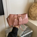 Sac sous le bras en cuir verni rose avec boucle vintage et bandoulière réglable - Rose
