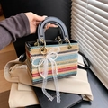 Bunte gestreifte Strohhandtasche mit schwarzen Ledergriffen und Perlen-Schleife - Schwarz