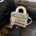 Bunte handgewebte Strohtasche mit Perlen-Schleife und gestreiftem Boho-Muster - Weiß