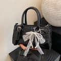 Bolso negro con patrón de piedra, colgante de lazo con encaje de perlas y asas fijas - Negro Con Colgante