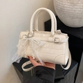 Bolso cuadrado blanco crema efecto cocodrilo con lazo de perlas y asa doble - Blanco Con Colgante
