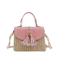 Umhängetasche aus rosa Leder und Stroh mit Nietendetails und bunten Quasten - Rosa