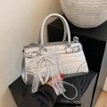 Bolso plateado con textura de cocodrilo, lazo de encaje blanco y dijes de perlas - Plata con colgante