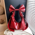 Sac fourre-tout en similicuir rouge brillant avec clous argentés et nœud géant - Rouge