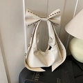 Sac à bandoulière beige chic avec nœud en cuir brillant et rivets argentés - Blanc