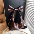 Sac bandoulière en cuir verni marron foncé avec rivets argentés et grand nœud décoratif - café