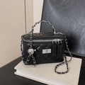 Bolso bandolera acolchado negro con cadena plateada y bola decorativa de metal - Sin colgante / Negro