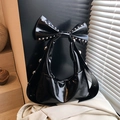 Sac hobo en cuir verni noir avec grande poignée en nœud et détails cloutés - Noir
