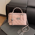 Mini bolso bandolera rosa acolchado con asa de cadena plateada y bola de ajuste de metal - Sin colgante / Rosa