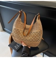 Detail der handgeflochtenen Strohtasche mit Lederriemen und Mesh-Struktur - Khaki