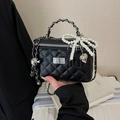 Mini bolso acolchado negro con cadena, lazo de perlas y amuleto de corazón chic - Colgante de lazo de perlas / Negro