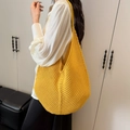 Bolso hobo grande de punto amarillo brillante con diseño de malla y correa ancha - Amarillo