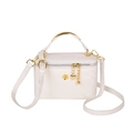 Mini sac bandoulière blanc motif serpent avec poignée dorée et charme de cœur - Blanc Cassé