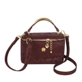 Sac à main bordeaux chic motif peau de serpent avec des pendentifs dorés élégants - Rouge
