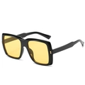 Lunettes de soleil carrées oversize avec monture noire, verres jaunes et rivets - Monture Noire Verres Jaunes