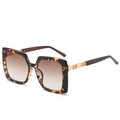 Quadratische Oversize-Sonnenbrille in Schildpatt-Optik mit goldenen Metallbügeln - Auf Lager / Sonnenbrille mit gelb gemustertem Rahmen und teefarbenen Gläsern