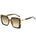 Quadratische Sonnenbrille in Schildpatt-Optik mit braunen Verlaufsgläsern und Goldakzent - Gelber Blumenrahmen Teeglas