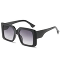 Lunettes de soleil carrées oversize avec monture noire et verres dégradés en vue de côté - Monture Noire Double Verre Gris