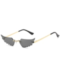 Lunettes de soleil en forme d'ailes avec verres gris foncé et monture dorée - Monture Dorée Verres Gris