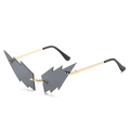 Coole Sonnenbrille in Blitzform mit goldenem Metallrahmen und dunkelgrauen Verlaufsgläsern - Schwarz und Grau