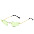 Modische Sonnenbrille in Flügelform mit grünen Gläsern und goldenem Metallrahmen - Goldrahmen Grün