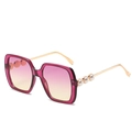 Lunettes de soleil carrées oversize avec monture rose transparent, perles et verres dégradés - Taille unique / Monture Violette Verres Jaune Violet