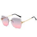 Lunettes de soleil sans monture dégradé rose et violet avec branches dorées et cristaux - Monture Dorée Verres Gris Rose