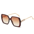 Lunettes de soleil carrées bordeaux avec branches dorées et détails perles - Taille unique / Monture Thé Verres Thé Dégradé