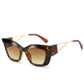 Cat-eye sunglasses with tortoiseshell frame and slim gold metal temples for women - Leopard Frame Gradient Tea Lens