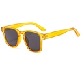 Klassische quadratische Sonnenbrille mit gelben transparenten Rahmen und dunklen Gläsern in 45 Grad - Transparent Orange / Graue Gläser