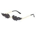 Lunettes de soleil sans monture en forme de flamme noire avec branches en métal doré - En stock / Monture dorée standard avec verres gris-noir
