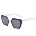 Moderne quadratische weiße Sonnenbrille mit schwarzen Dekorringen und grauen Gläsern - Weißer Rahmen Dunkelgraue Gläser