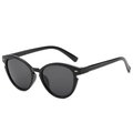 Schicke schwarze Cateye-Sonnenbrille mit silbernen Flügelakzenten in 45-Grad-Ansicht - Auf Lager / Standard-Sonnenbrille mit schwarzem Rahmen und schwarz-grauen Gläsern