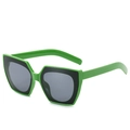 Moderne smaragdgrüne quadratische Sonnenbrille mit dunklen Gläsern und kühnem Rahmen - Grüner Rahmen Graue Linsen