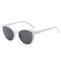 Klassische weiße Cat-Eye-Sonnenbrille mit dunklen Gläsern und silbernen Metalldetails - Auf Lager / Standard (inkl. 13 % MwSt.-Rechnung) weißes Gestell mit grauen Gläsern