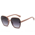 Lunettes de soleil carrées tendance avec monture rose nude et verres dégradés gris - Monture Rose Lentille Grise