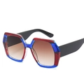 Lunettes de soleil carrées tendance avec monture tricolore rouge bleu et verres dégradés - Monture Rayée Rouge Bleu Verres Dégradés Thé