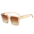 Quadratische Champagner-Sonnenbrille mit braunen Verlaufsgläsern und goldenen Nieten - Auf Lager / Standard (Inkl. 13 % MwSt.) Champagner-Rahmen / Braune Gläser