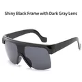 Moderne Oversize-Einteiler-Sonnenbrille mit glänzend schwarzem Rahmen und grauen Gläsern - Schwarzer Rahmen / Schwarze Gläser