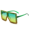 Occhiali da sole squadrati oversize con lenti sfumate verde-giallo e strass - Strass Verdi e Gialli