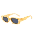Lunettes de soleil rectangulaires avec monture écaille orange et verres gris foncé - Monture Motif Beige Verres Gris
