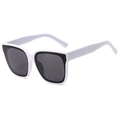 Quadratische Sonnenbrille mit weißem Rahmen und schwarzem Innenrand sowie grauen Gläsern - Weißer Rahmen Graue Gläser