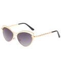Lunettes de soleil œil de chat pour femmes avec chaîne dorée et verres dégradés violets - En stock / Standard (TVA 13 % incl.) monture dorée, dégradé gris