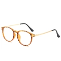 Montatura rotonda classica tartarugata con stanghette in metallo dorato su sfondo bianco - Montatura Leopardata