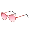 Trendy cat-eye zonnebril met rood metalen montuur en roze gradiënt glazen zijaanzicht - Rood Frame Rode Lenzen