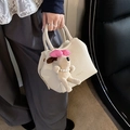 Détail du sac seau blanc crème avec un charmant chiot en peluche et un collier de perles - Sans Pendentif / Blanc Cassé