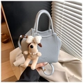 Détail du sac seau bleu clair en cuir avec pendentif chien en peluche et collier de perles - Sans Pendentif / Bleu Sel de Mer