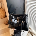 Sac à main moderne en cuir verni noir brillant avec fermoir argenté et pampille - Sans Pendentif / Noir
